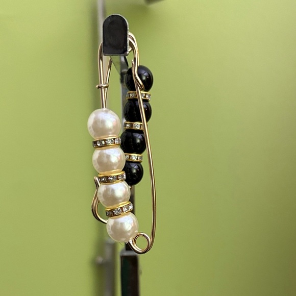 Elegant Gold and Black Beaded Brooch Set - Picture 5 of 11